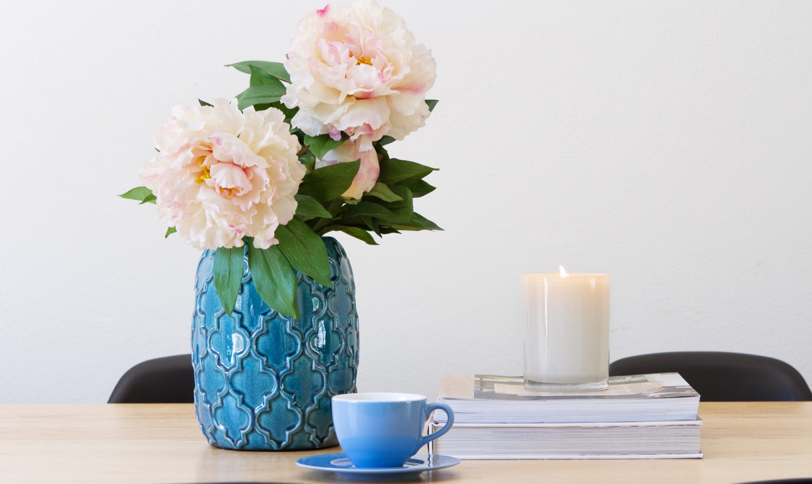 Organise your home blue cup, flowers and candle