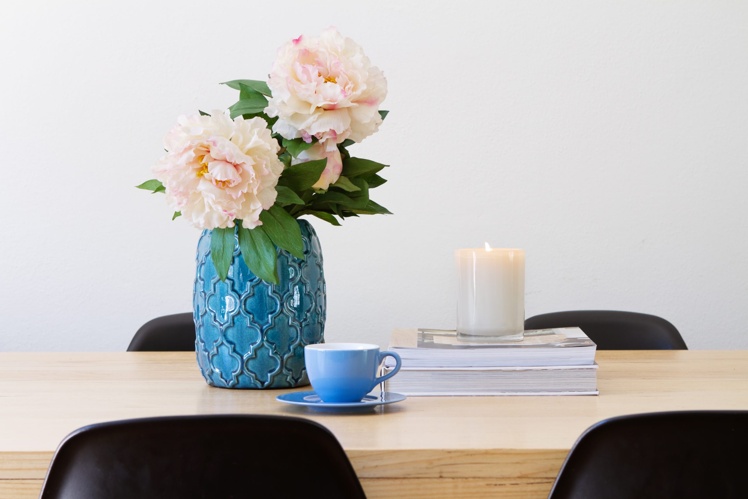 Blue-vase-cup-on-table